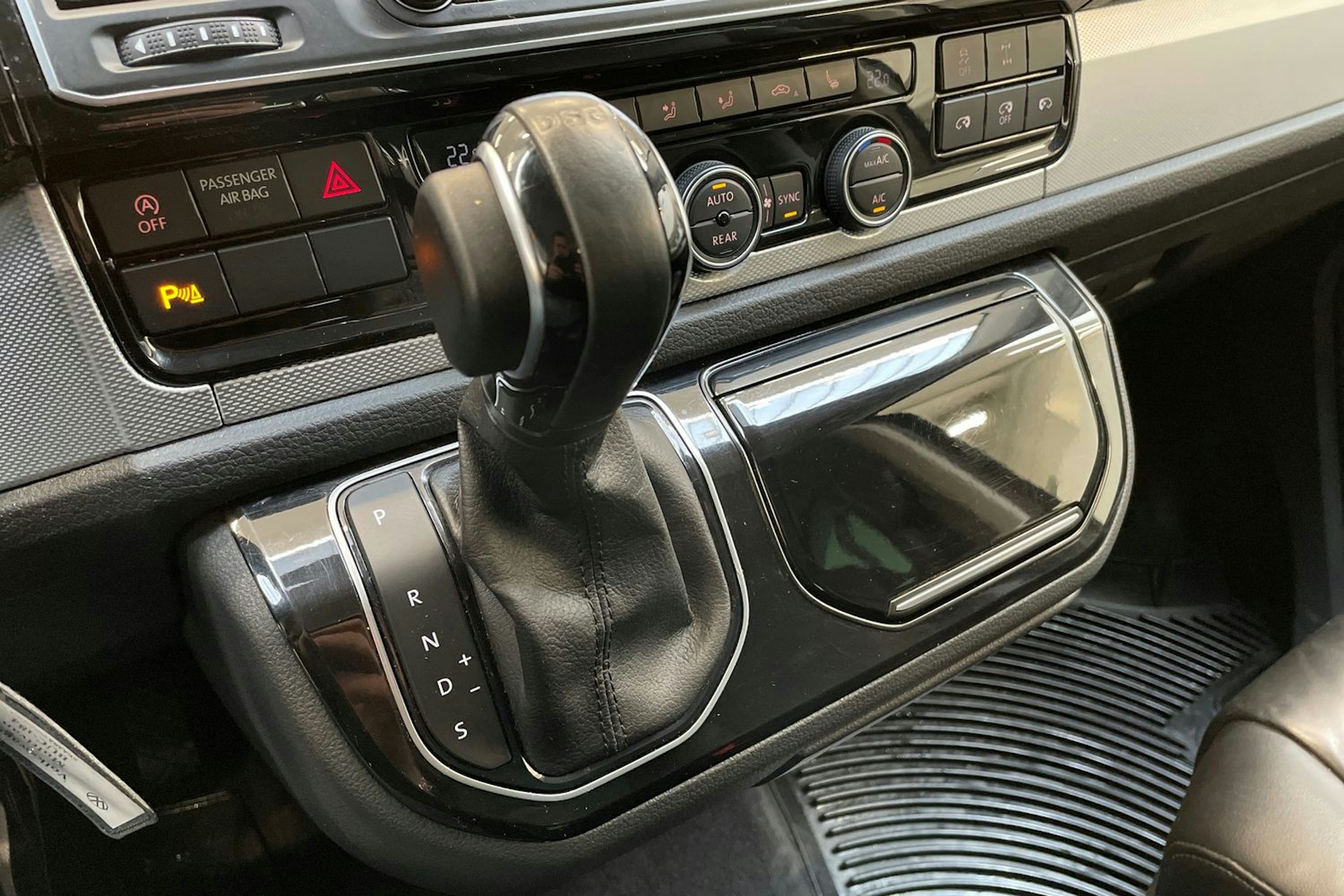 ruskea (beige) Volkswagen Multivan 2016 kuva 23.