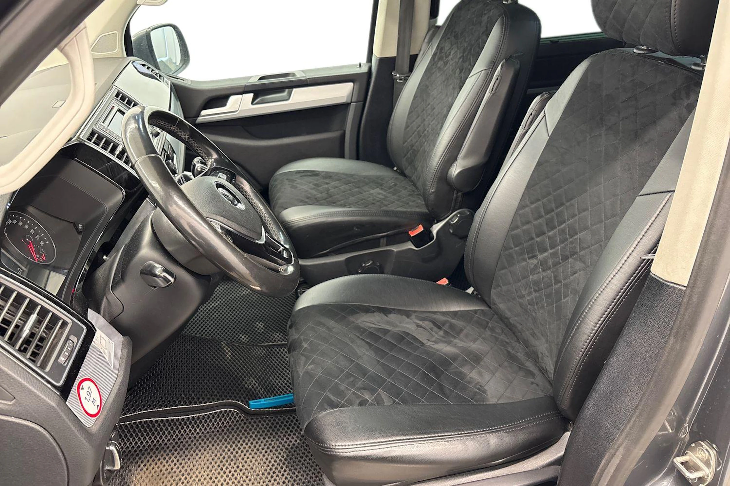 harmaa Volkswagen Multivan 2016 kuva 3.