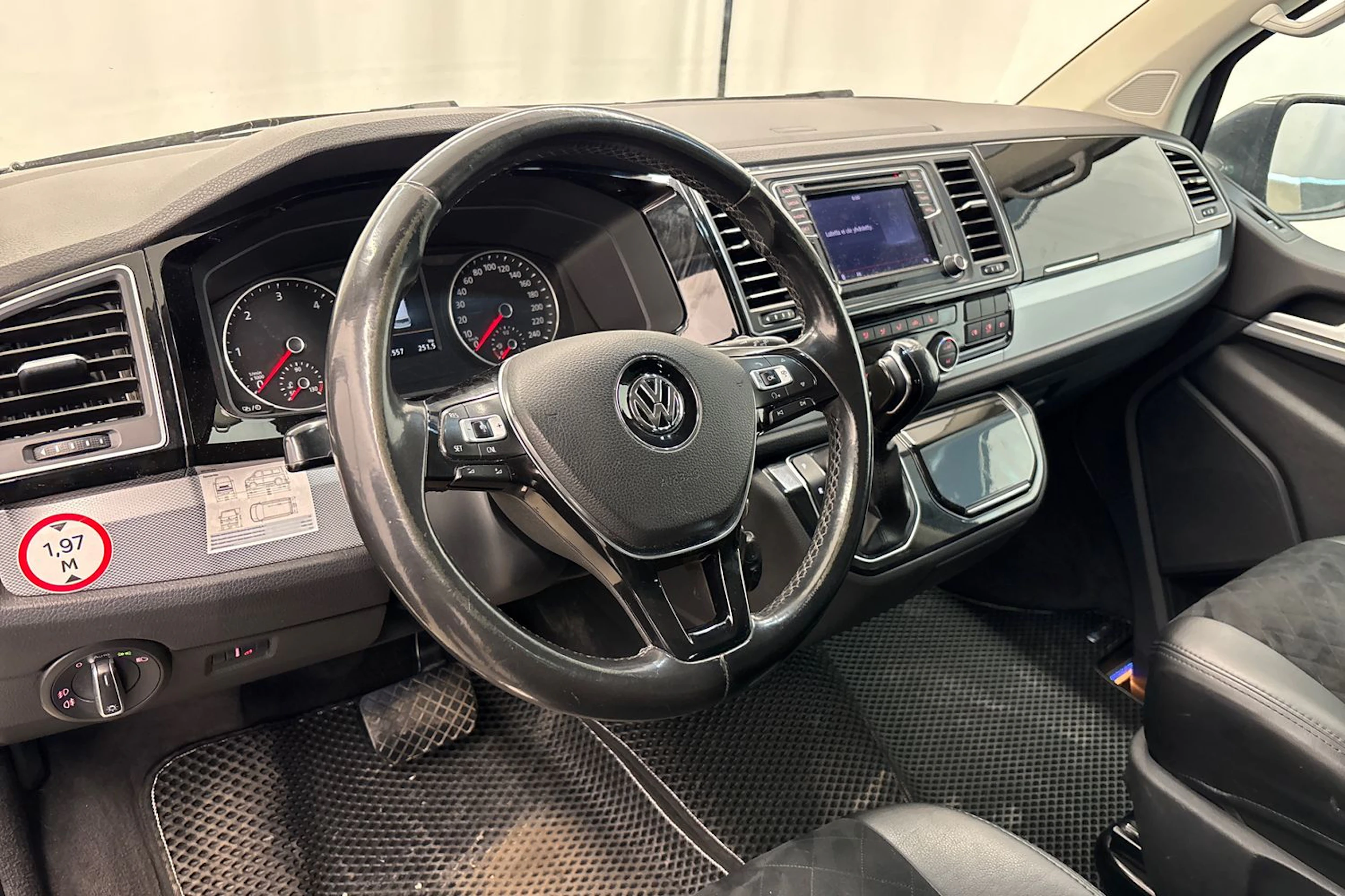 harmaa Volkswagen Multivan 2016 kuva 4.