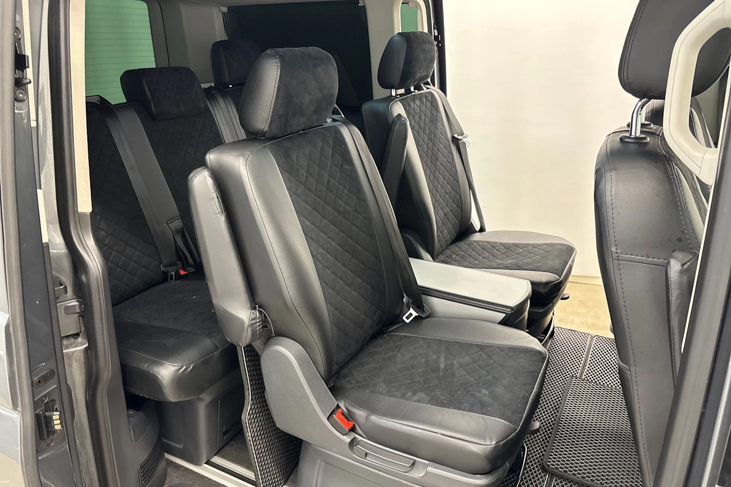 harmaa Volkswagen Multivan 2016 kuva 5.