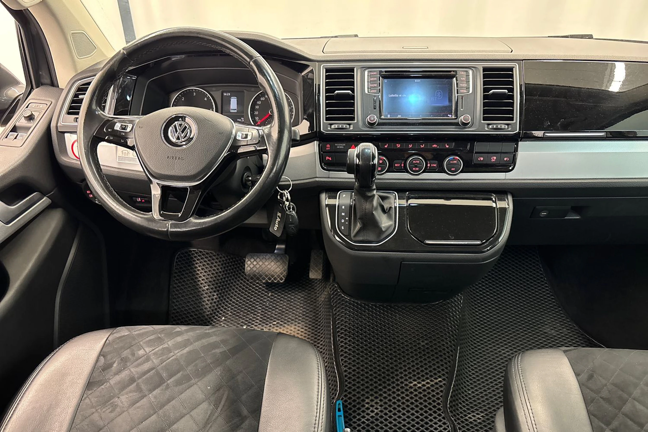 harmaa Volkswagen Multivan 2016 kuva 7.