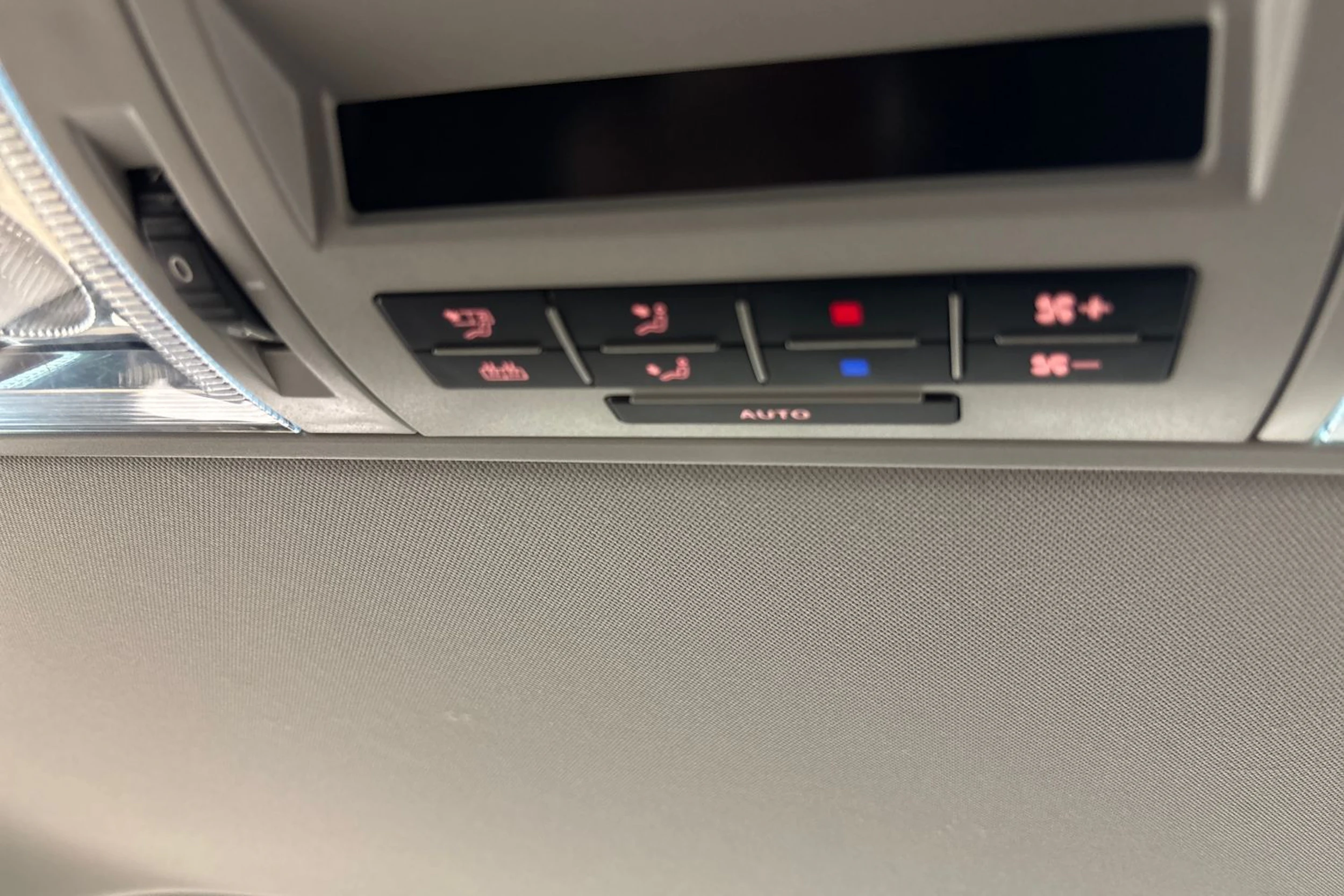 harmaa Volkswagen Multivan 2016 kuva 8.