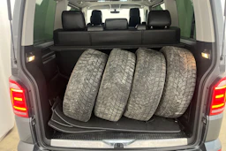 harmaa Volkswagen Multivan 2016 kuva 15.