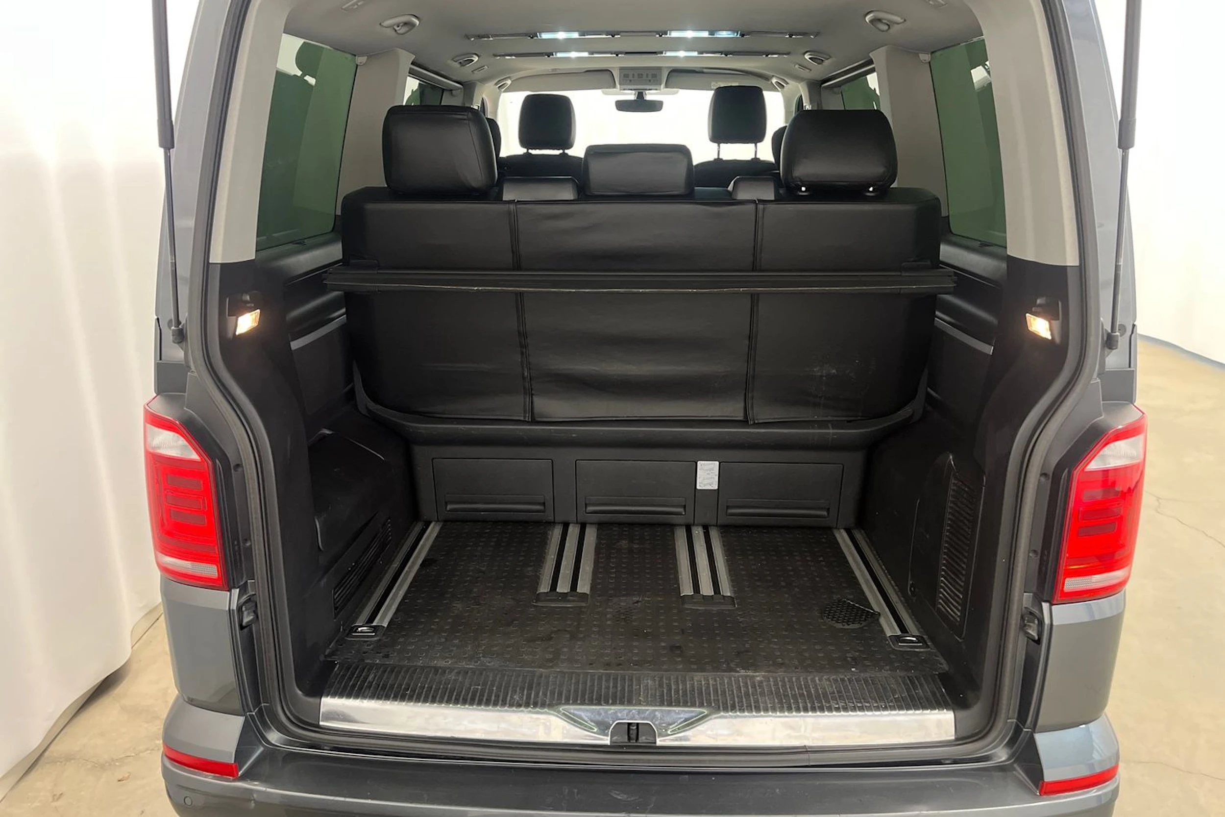 harmaa Volkswagen Multivan 2016 kuva 16.