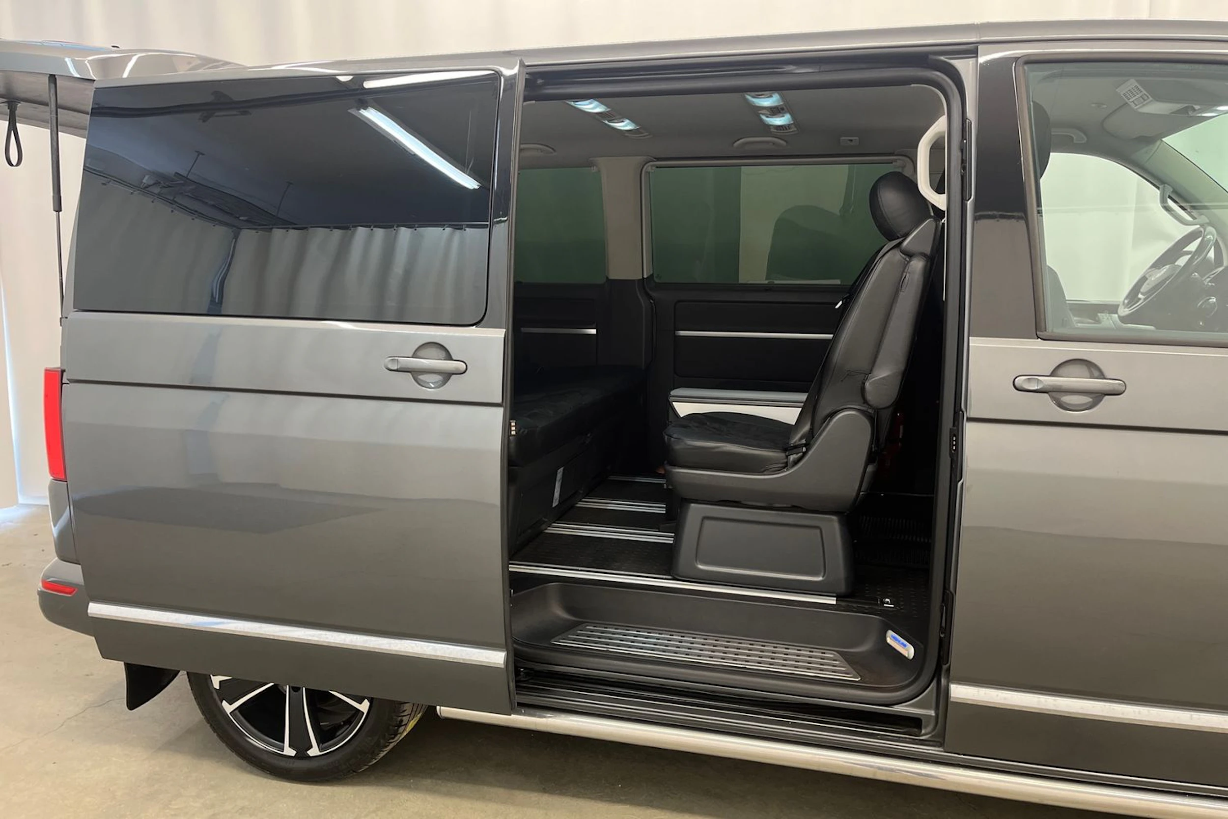 harmaa Volkswagen Multivan 2016 kuva 18.