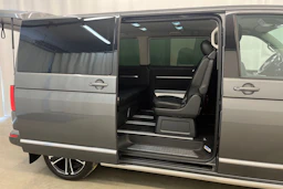 harmaa Volkswagen Multivan 2016 kuva 18.