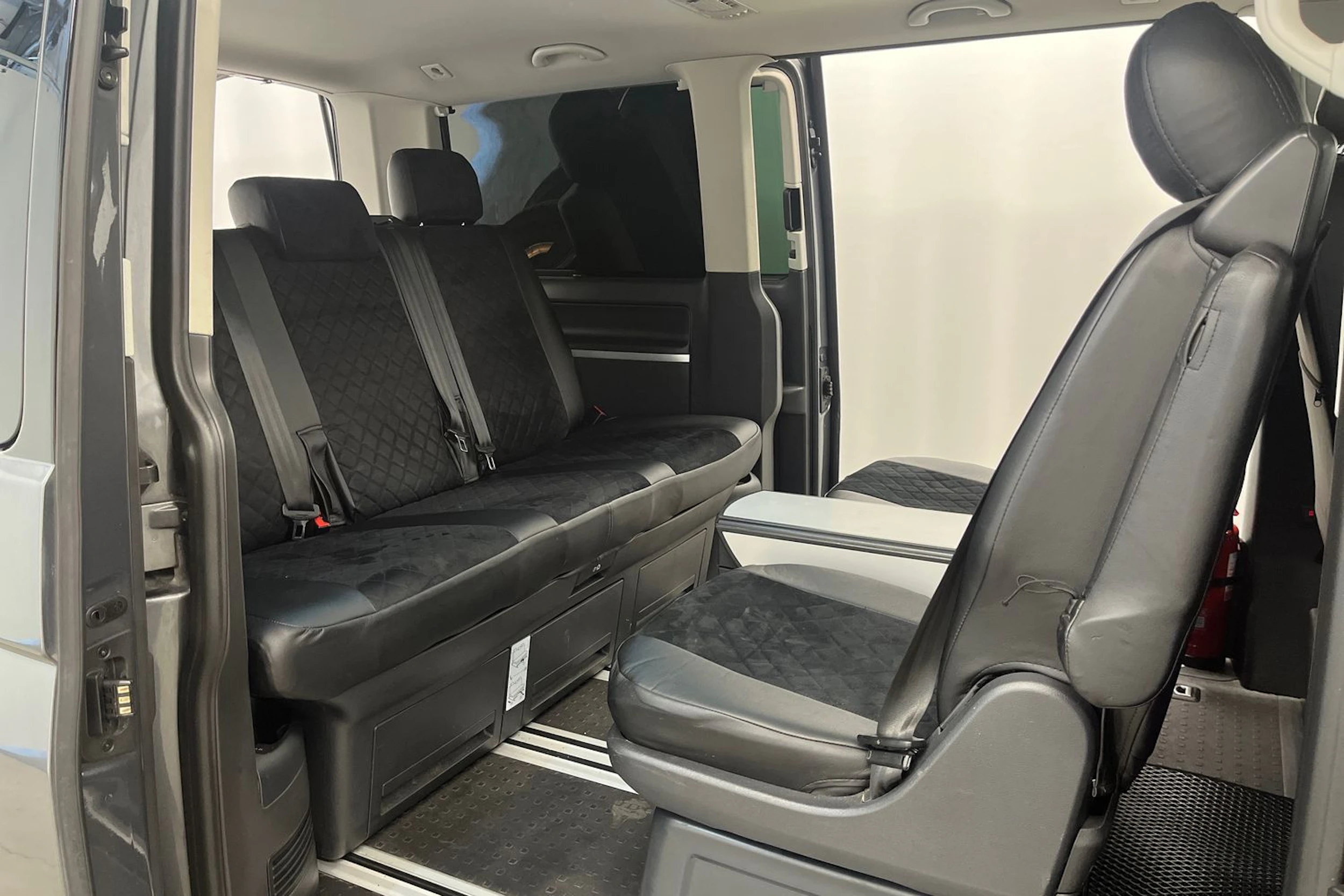 harmaa Volkswagen Multivan 2016 kuva 19.