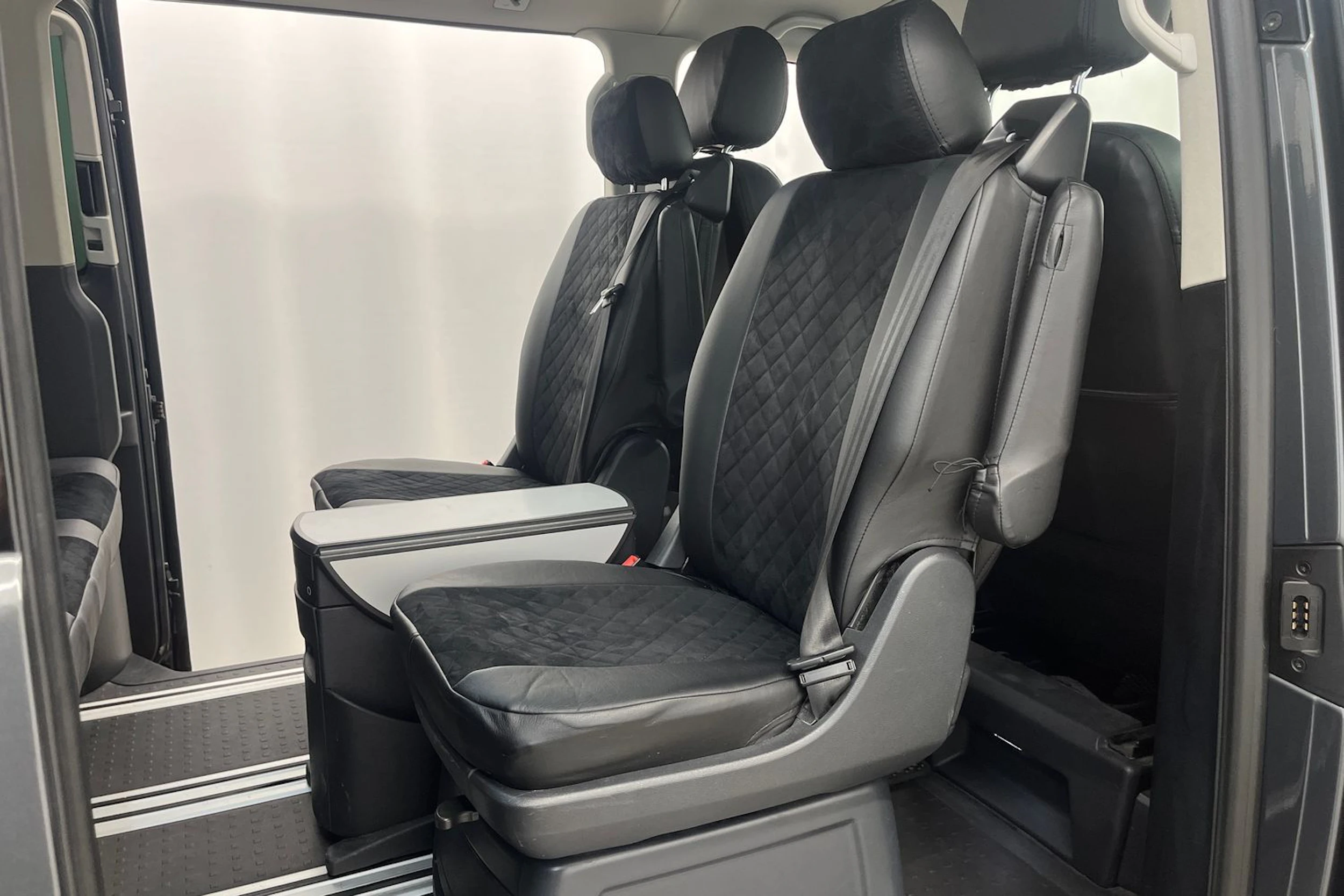 harmaa Volkswagen Multivan 2016 kuva 20.