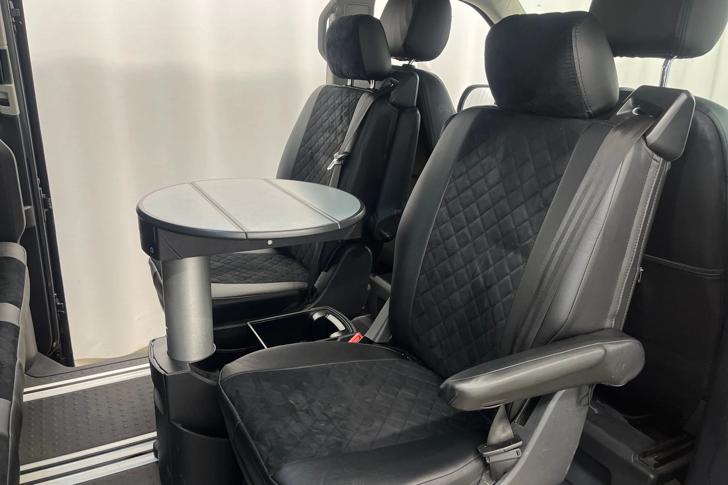 harmaa Volkswagen Multivan 2016 kuva 21.