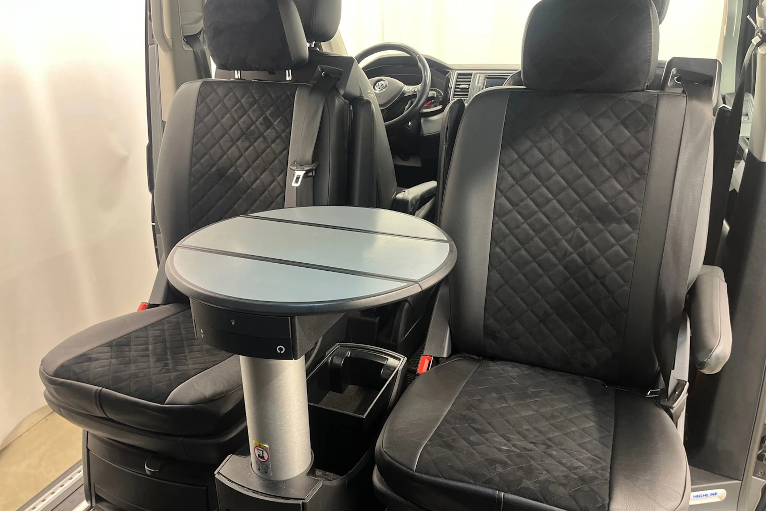 harmaa Volkswagen Multivan 2016 kuva 22.