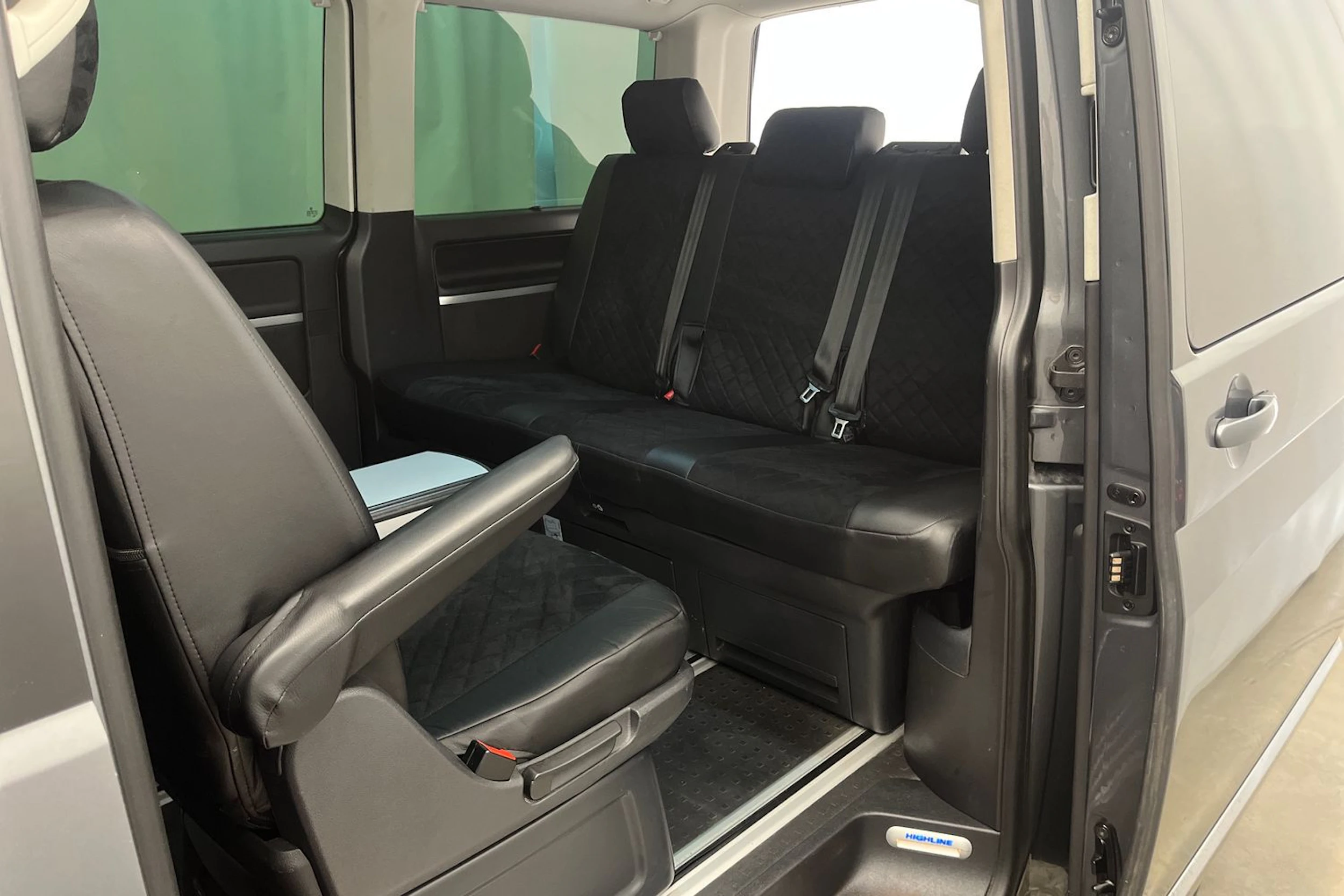 harmaa Volkswagen Multivan 2016 kuva 24.