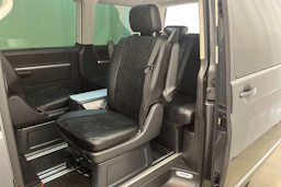 harmaa Volkswagen Multivan 2016 kuva 26.