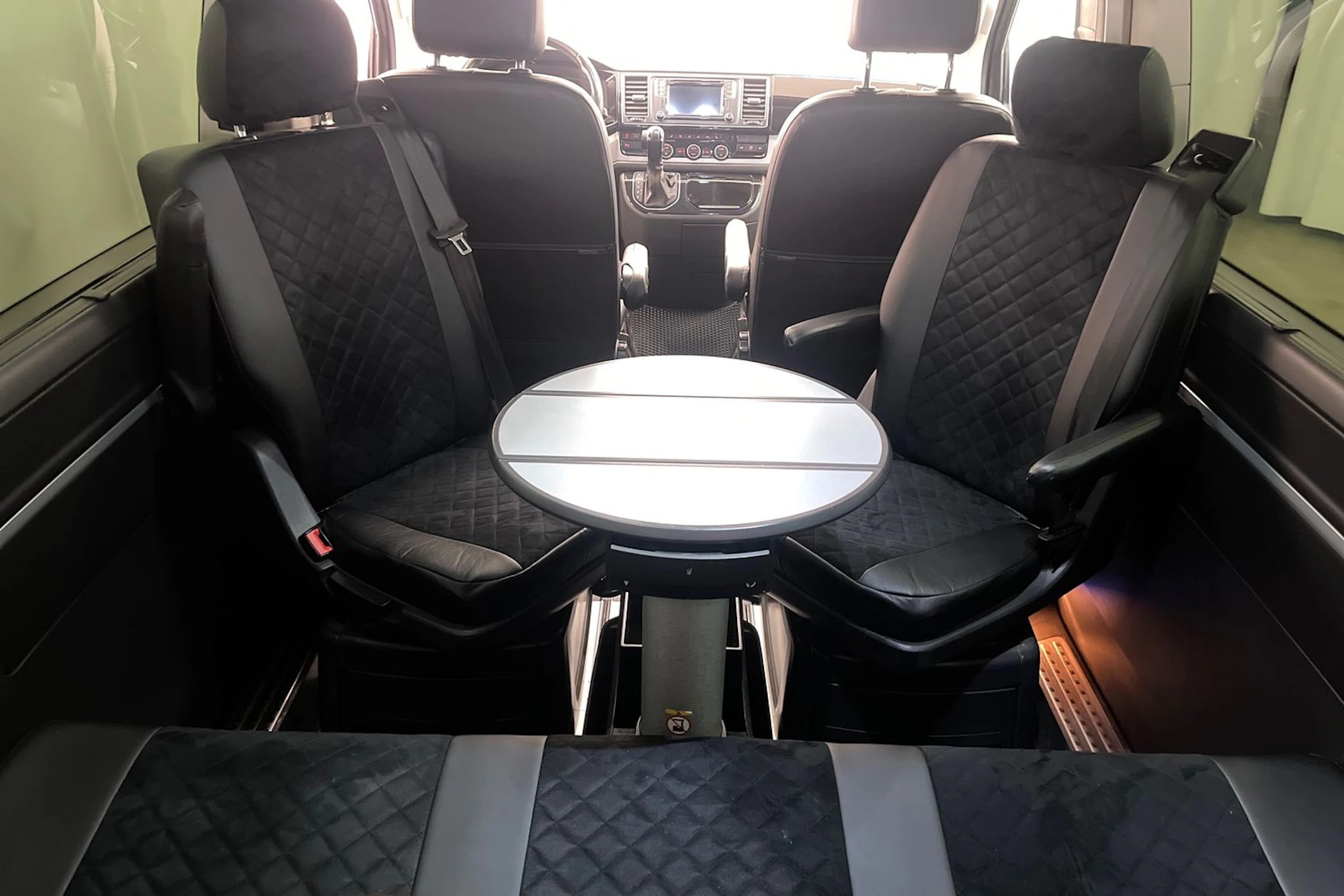 harmaa Volkswagen Multivan 2016 kuva 27.