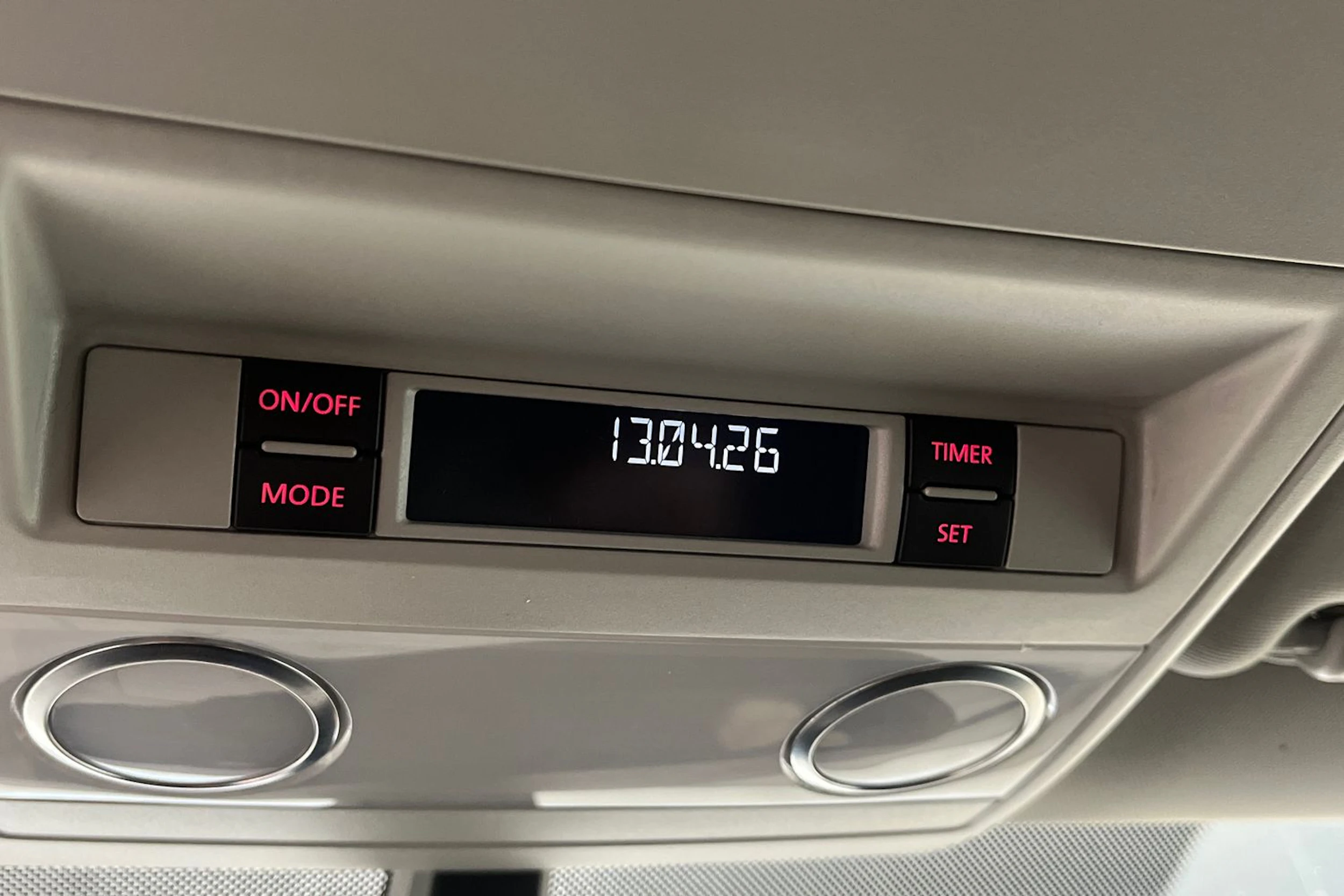 harmaa Volkswagen Multivan 2016 kuva 38.