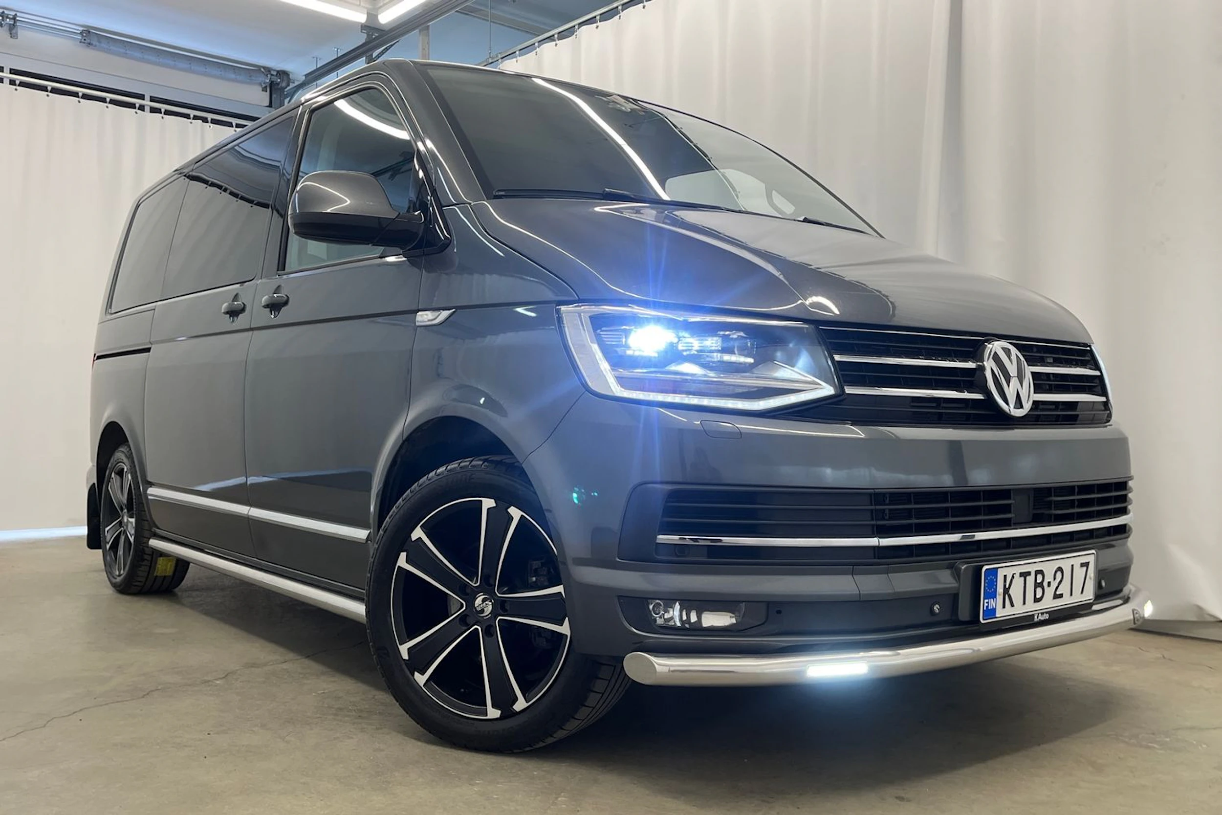 harmaa Volkswagen Multivan 2016 kuva 39.