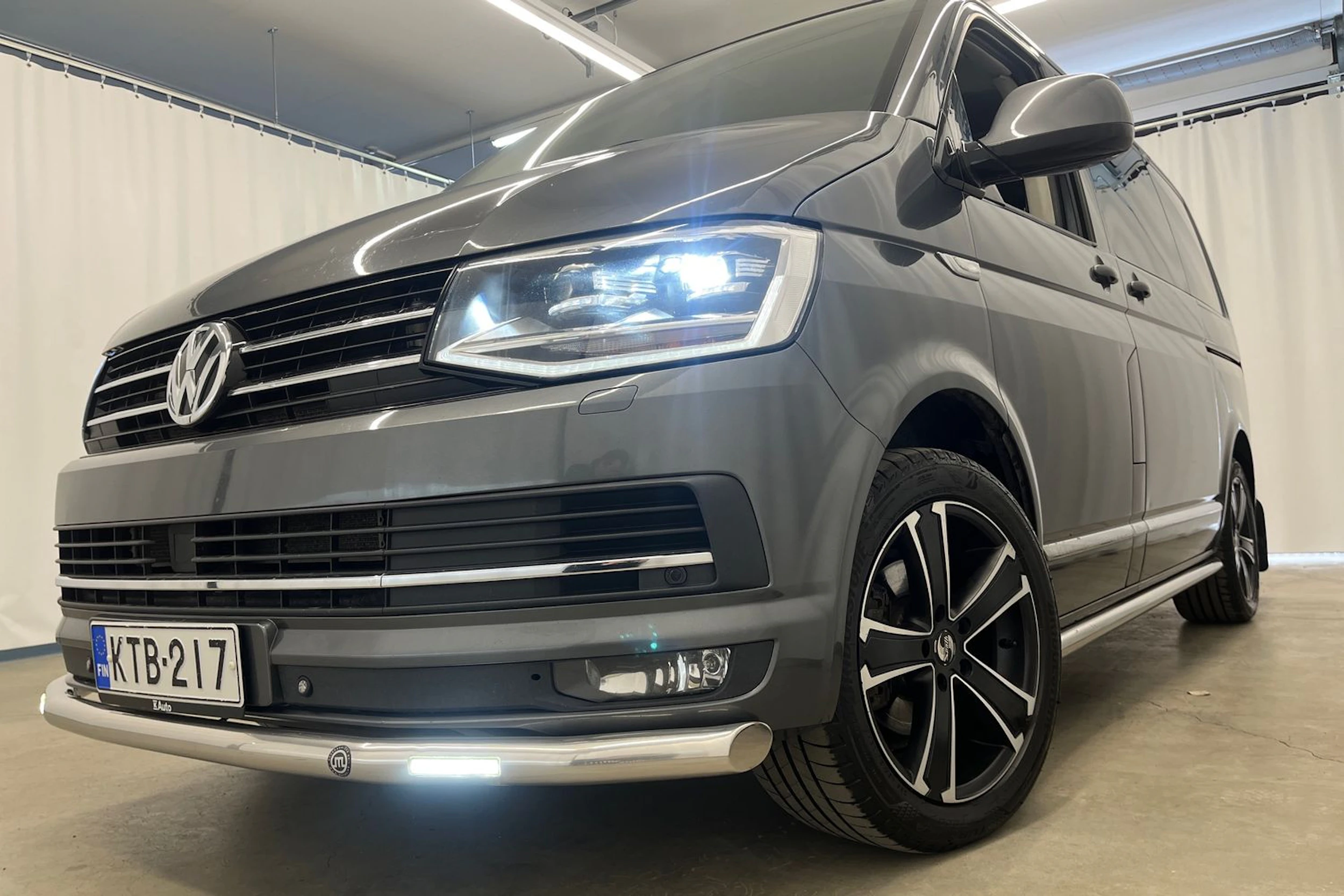 harmaa Volkswagen Multivan 2016 kuva 40.