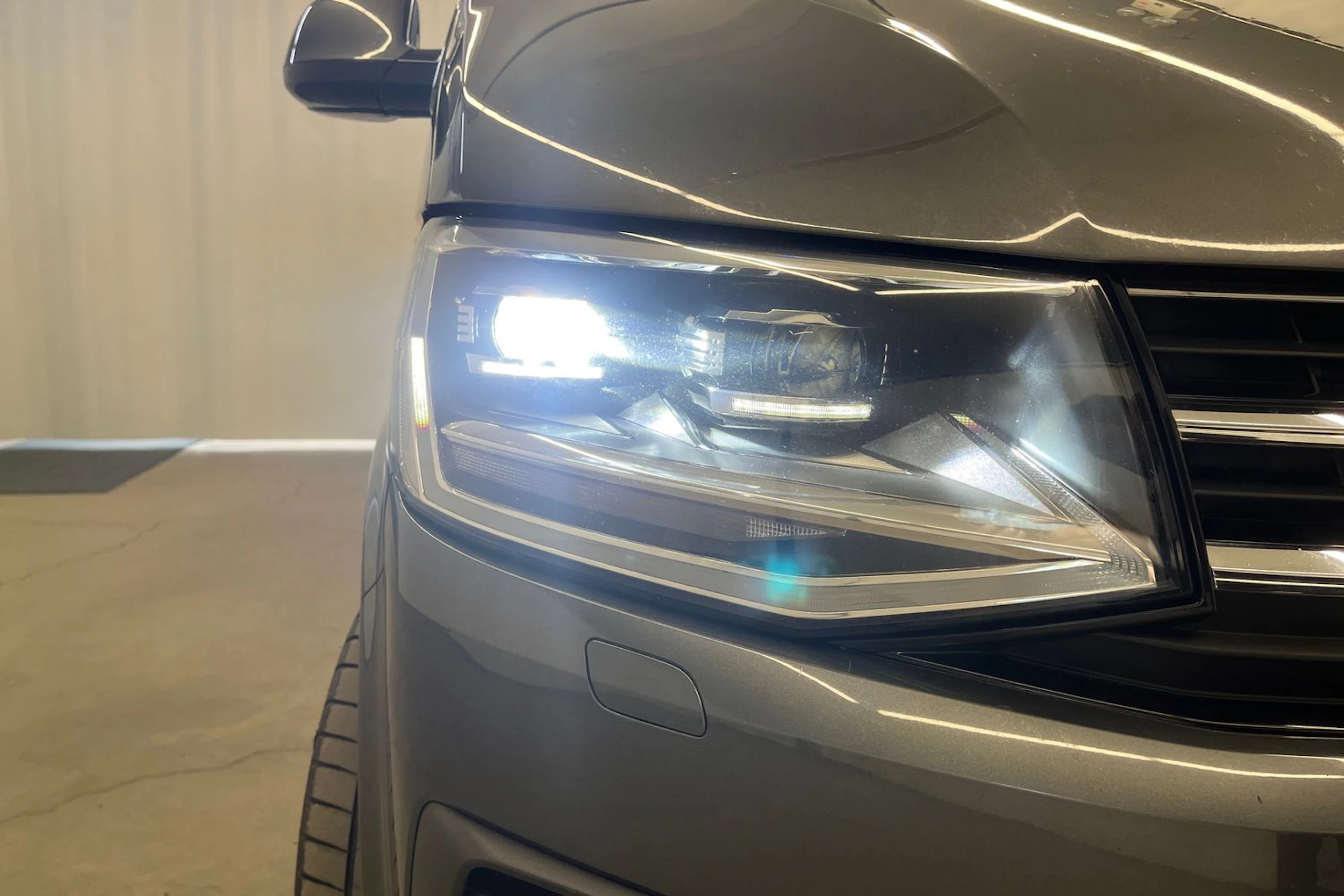 harmaa Volkswagen Multivan 2016 kuva 41.