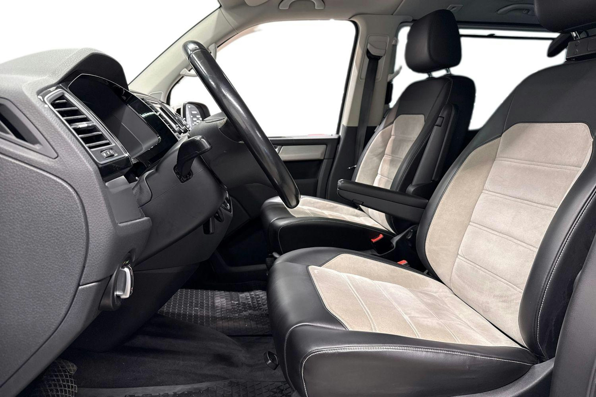 punainen Volkswagen Multivan 2016 kuva 7.