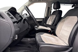 punainen Volkswagen Multivan 2016 kuva 7.