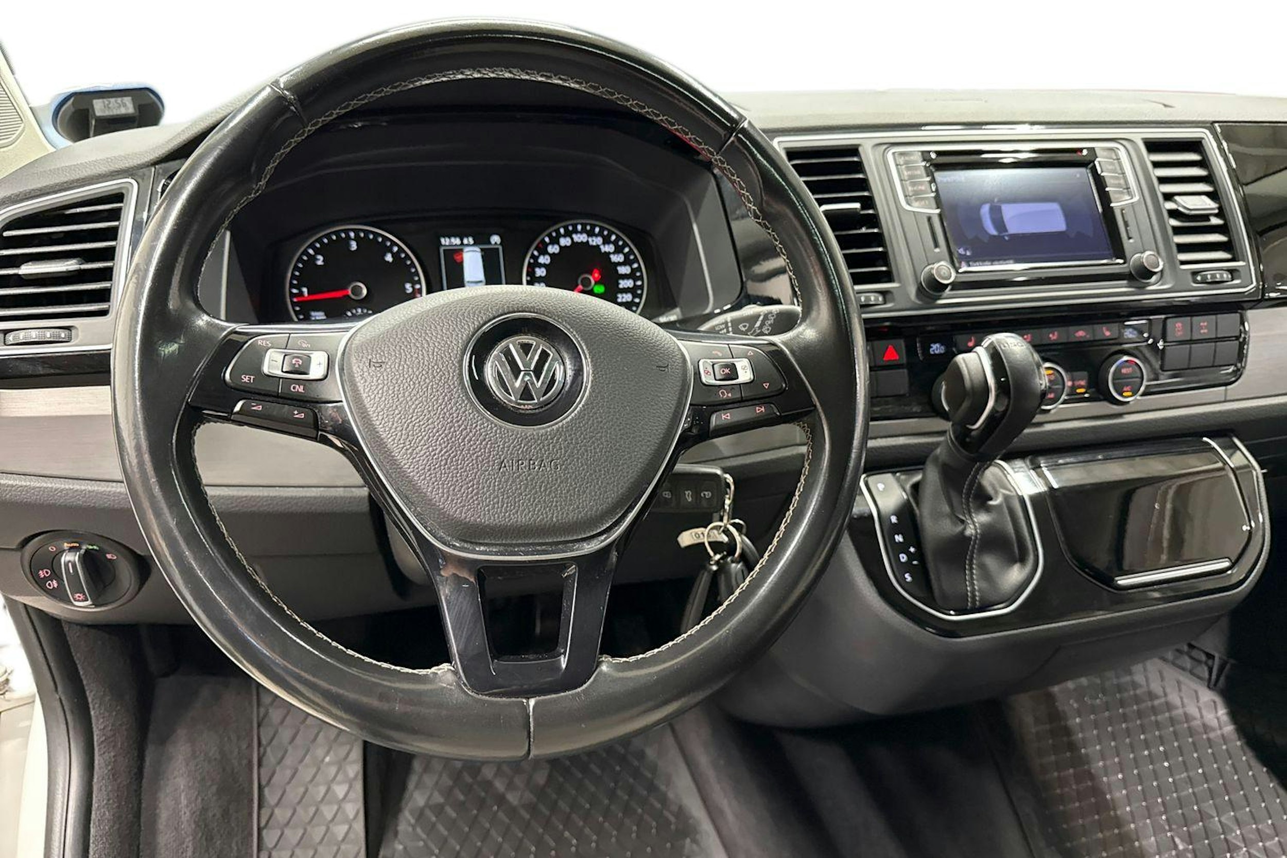 punainen Volkswagen Multivan 2016 kuva 9.