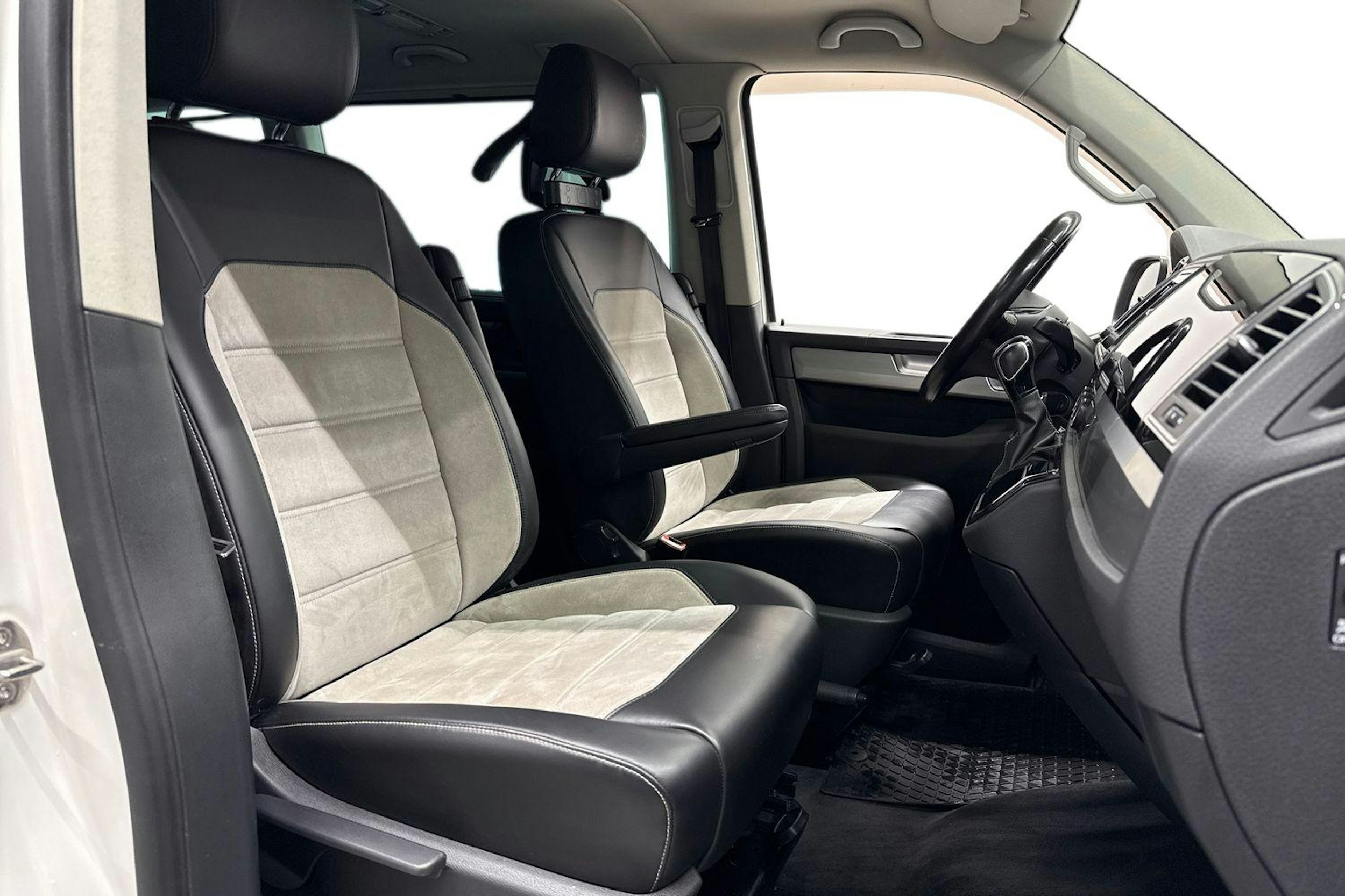 punainen Volkswagen Multivan 2016 kuva 10.