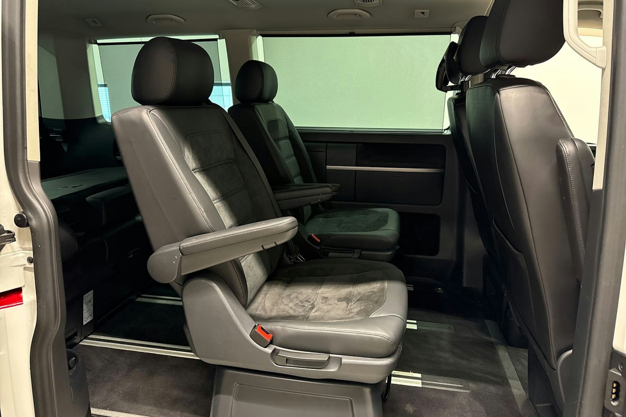 punainen Volkswagen Multivan 2016 kuva 13.