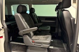 punainen Volkswagen Multivan 2016 kuva 13.