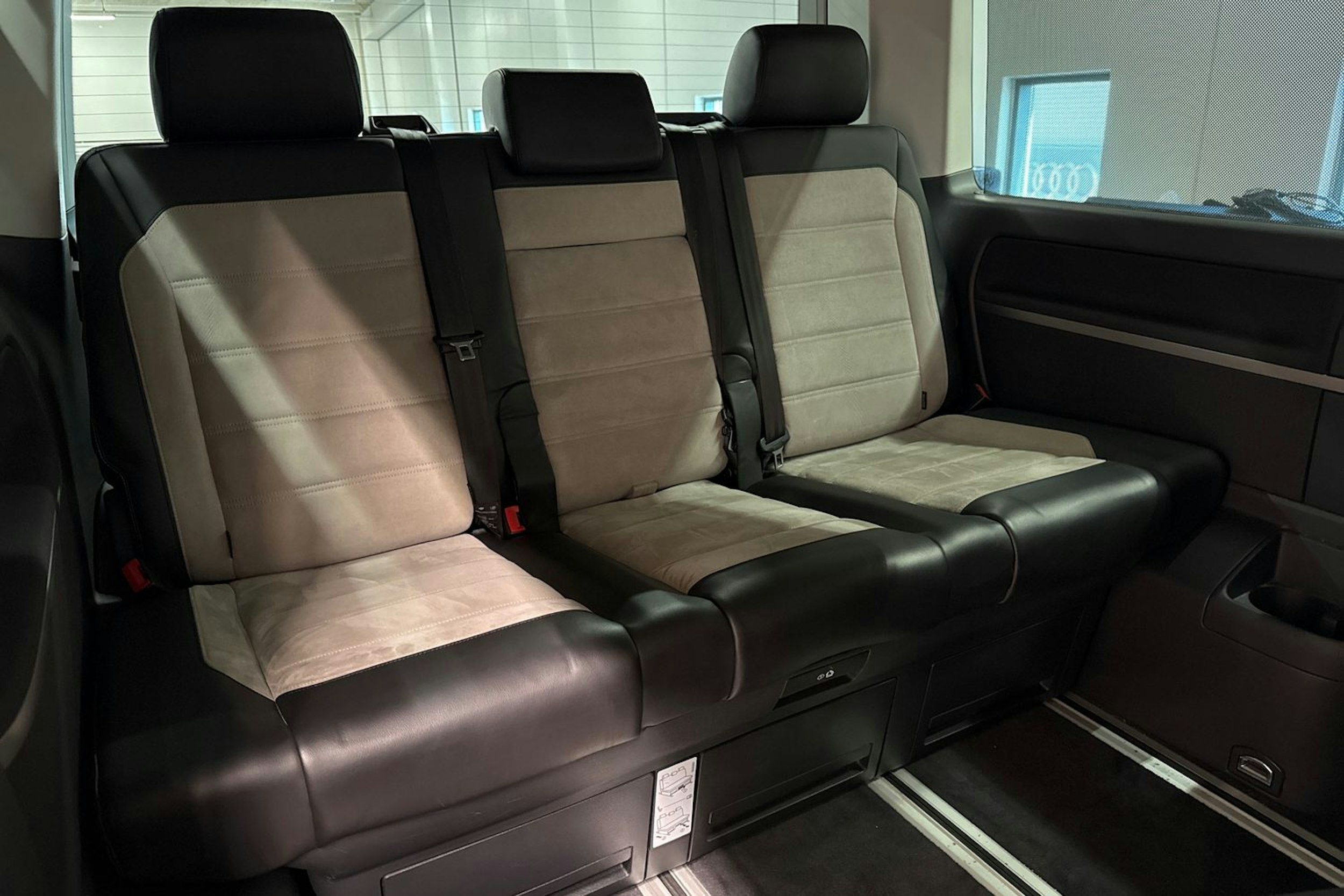 punainen Volkswagen Multivan 2016 kuva 14.