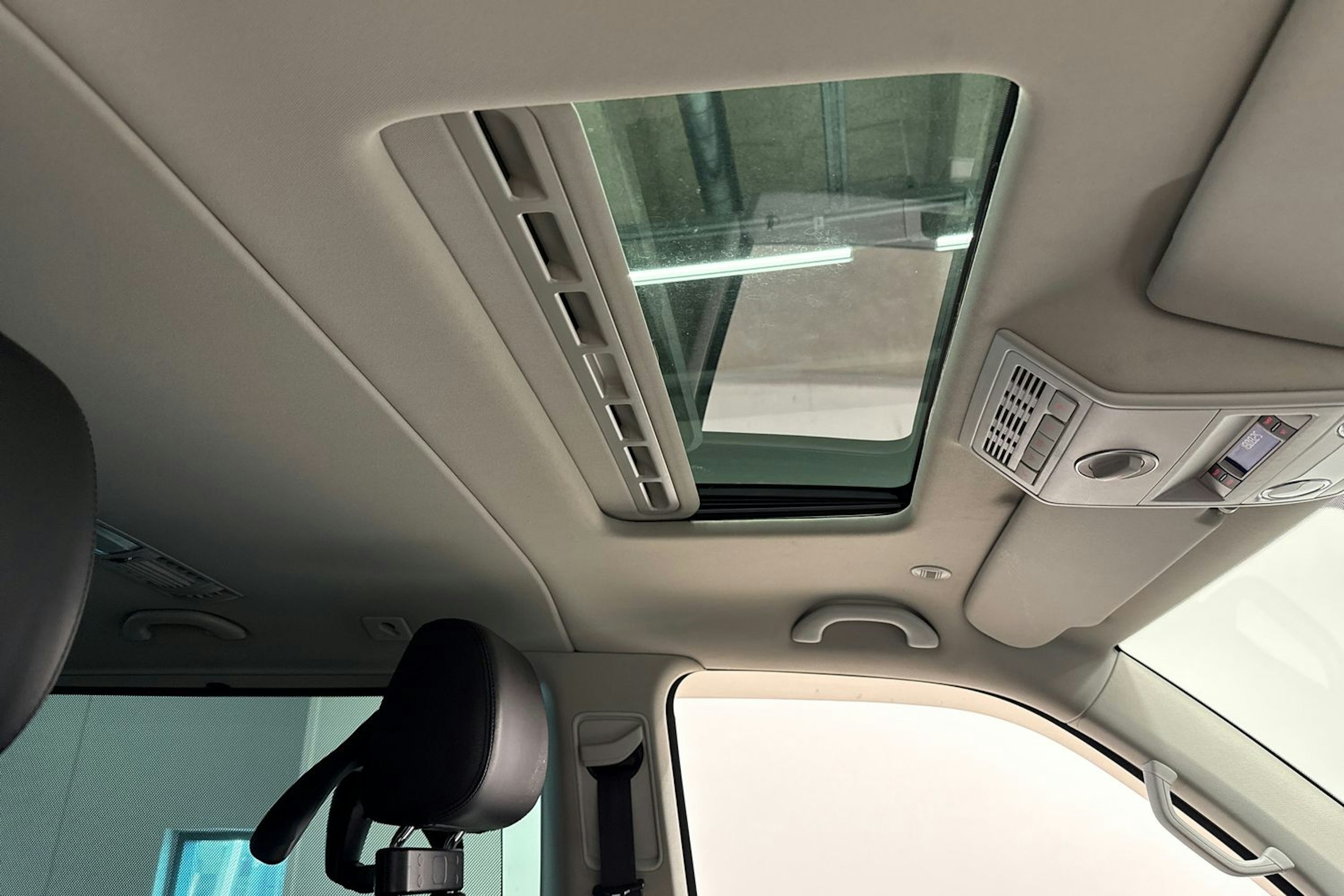 punainen Volkswagen Multivan 2016 kuva 15.