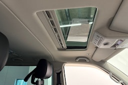 punainen Volkswagen Multivan 2016 kuva 15.