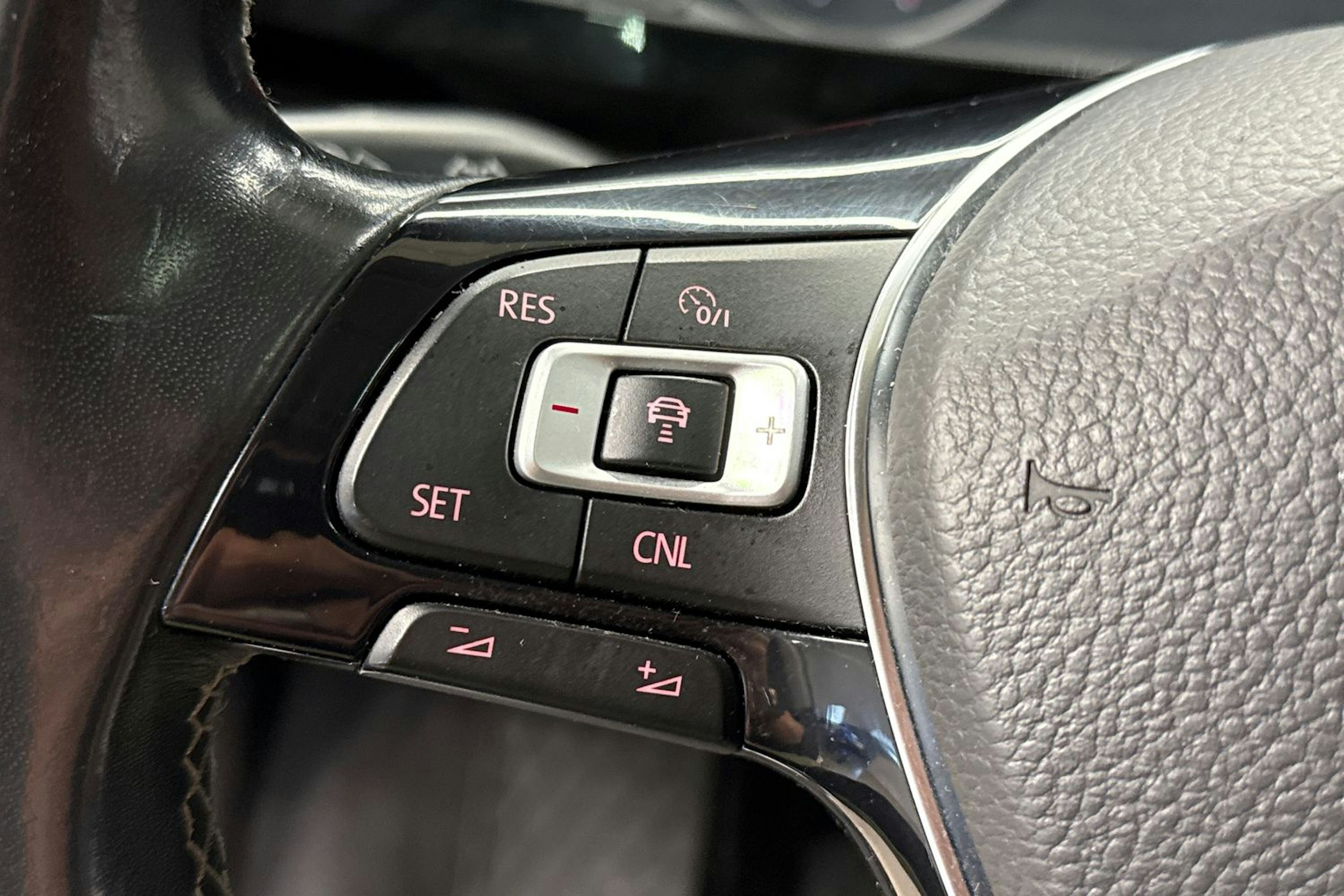 punainen Volkswagen Multivan 2016 kuva 16.