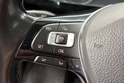 punainen Volkswagen Multivan 2016 kuva 16.
