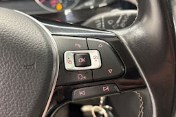 punainen Volkswagen Multivan 2016 kuva 17.