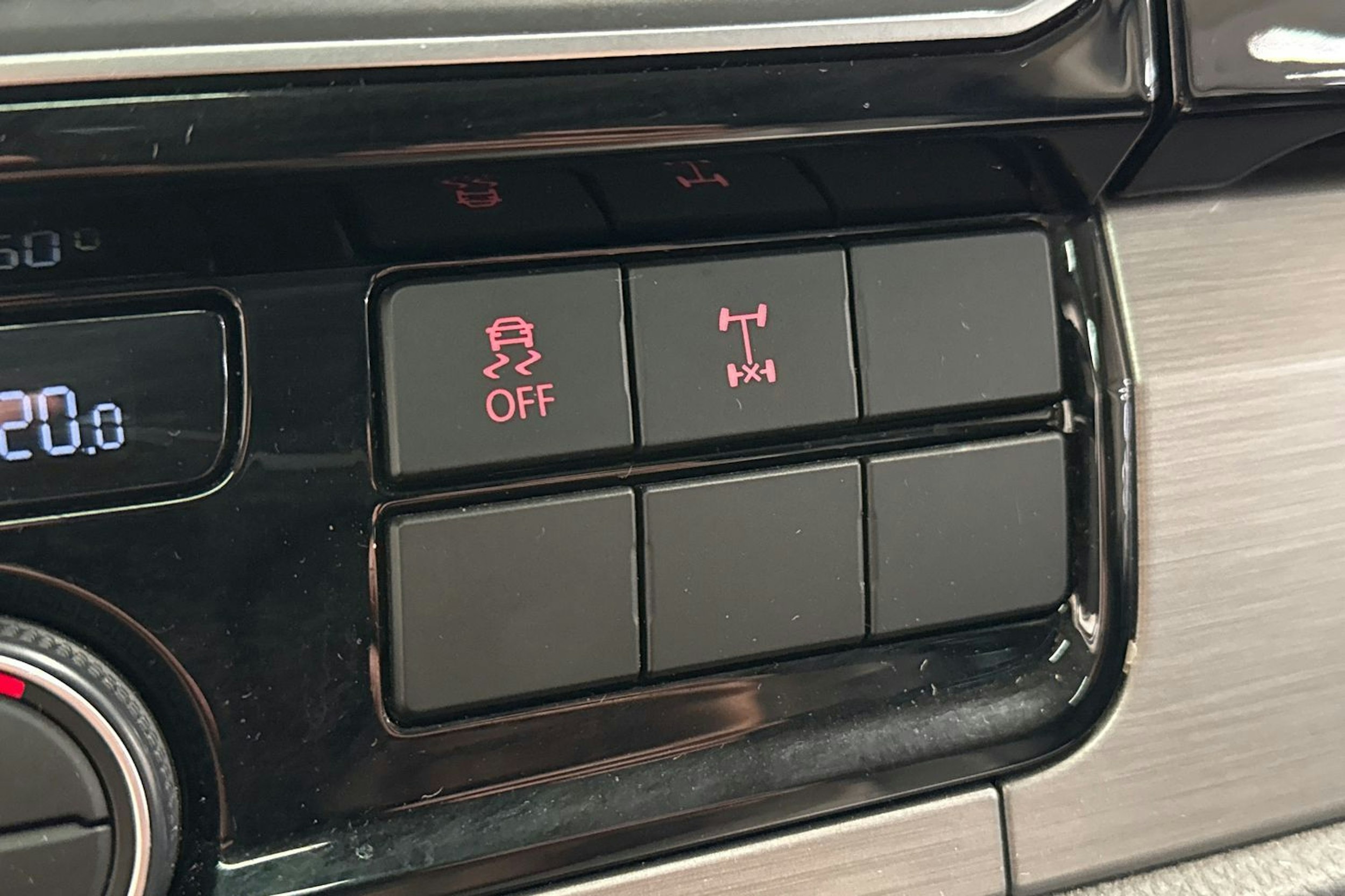 punainen Volkswagen Multivan 2016 kuva 20.