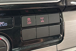punainen Volkswagen Multivan 2016 kuva 20.