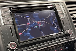 punainen Volkswagen Multivan 2016 kuva 22.