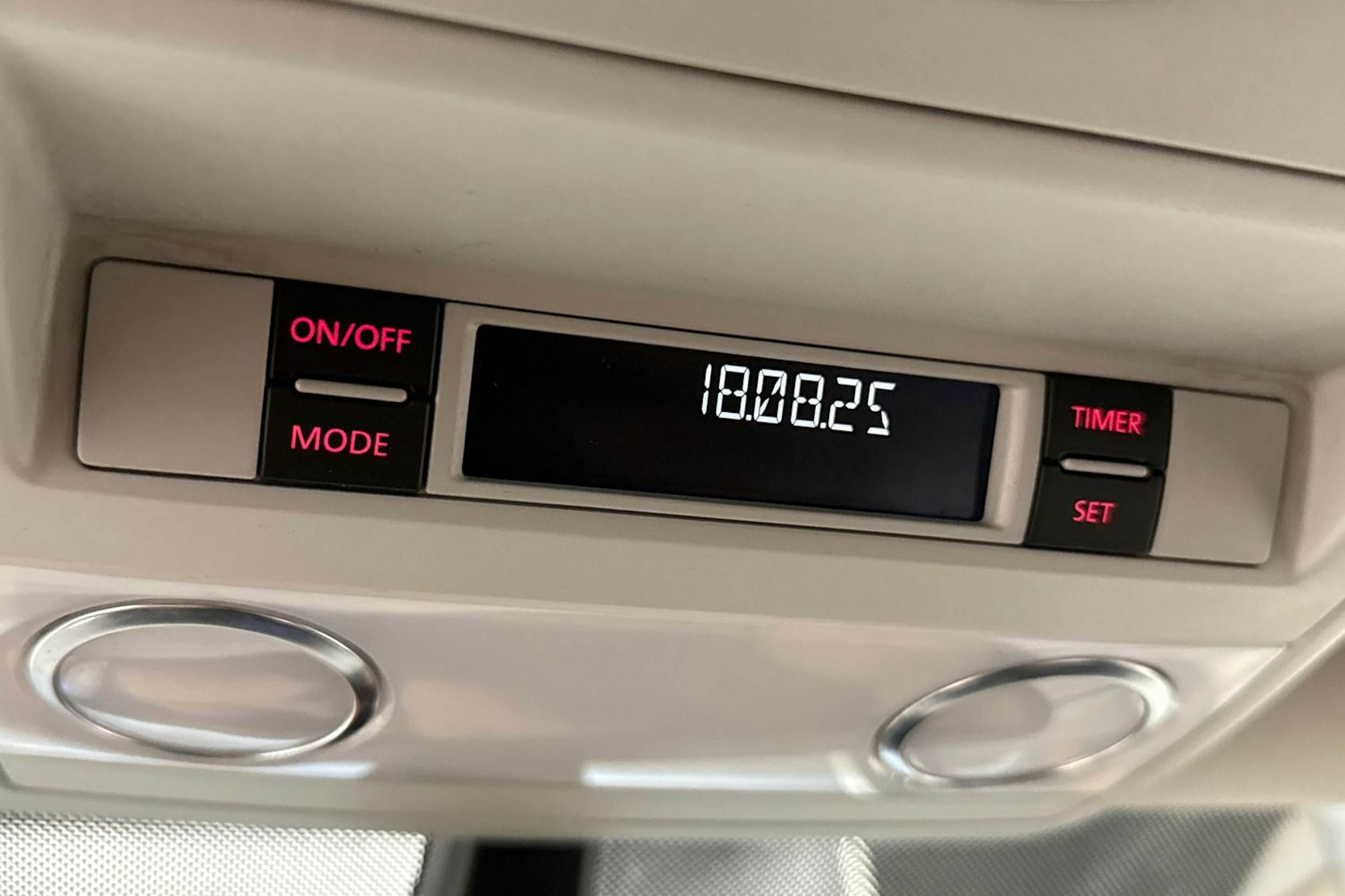 punainen Volkswagen Multivan 2016 kuva 23.