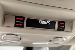 punainen Volkswagen Multivan 2016 kuva 23.