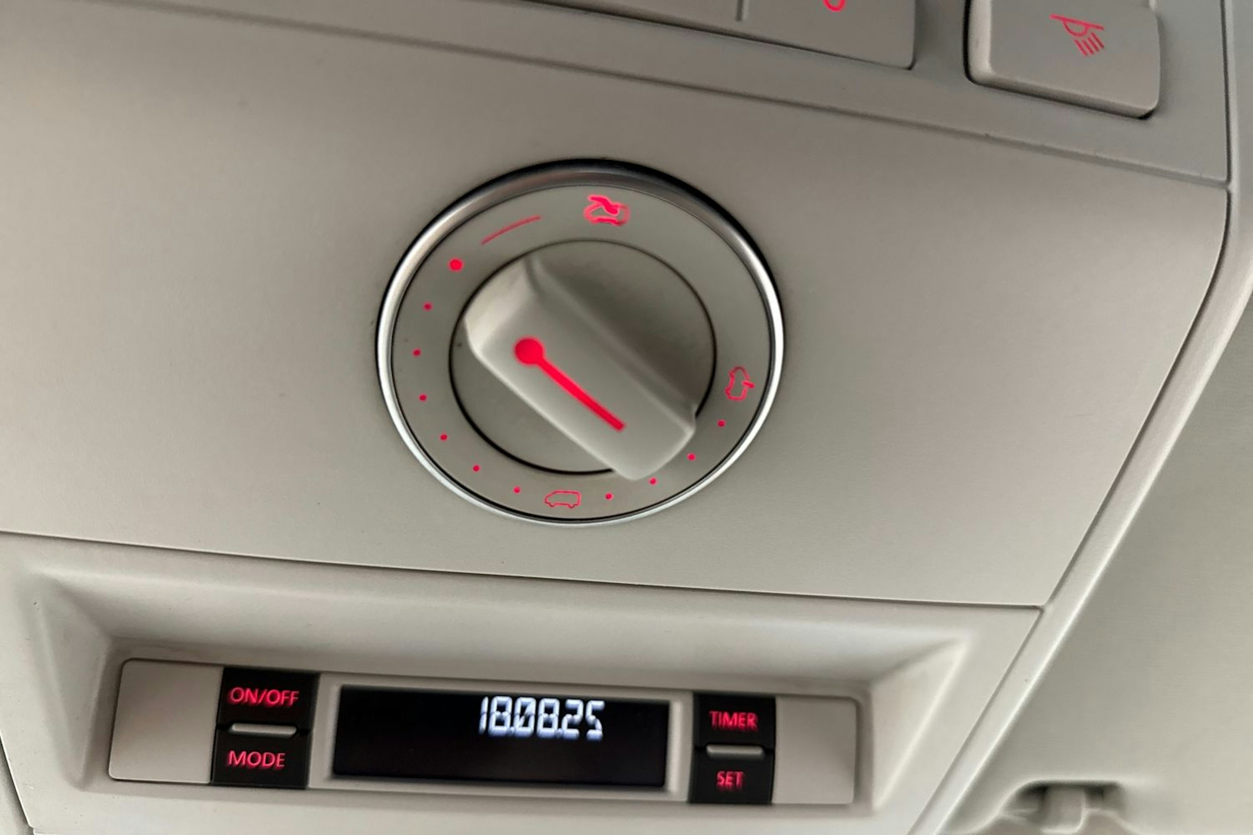 punainen Volkswagen Multivan 2016 kuva 24.