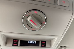 punainen Volkswagen Multivan 2016 kuva 24.