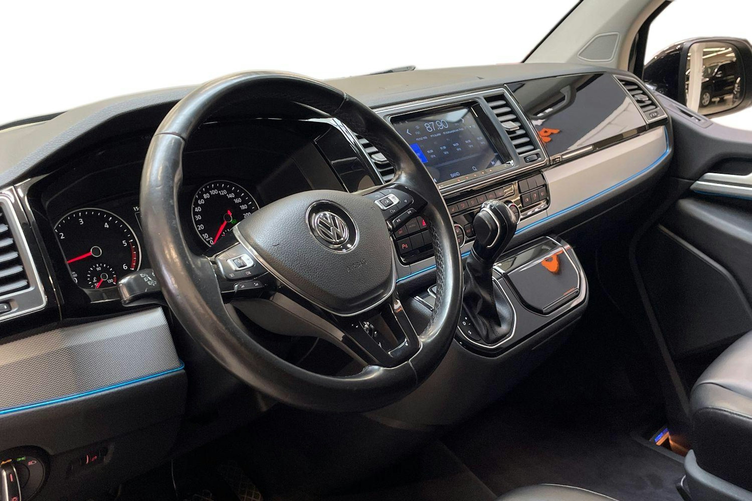 musta Volkswagen Multivan 2016 kuva 7.