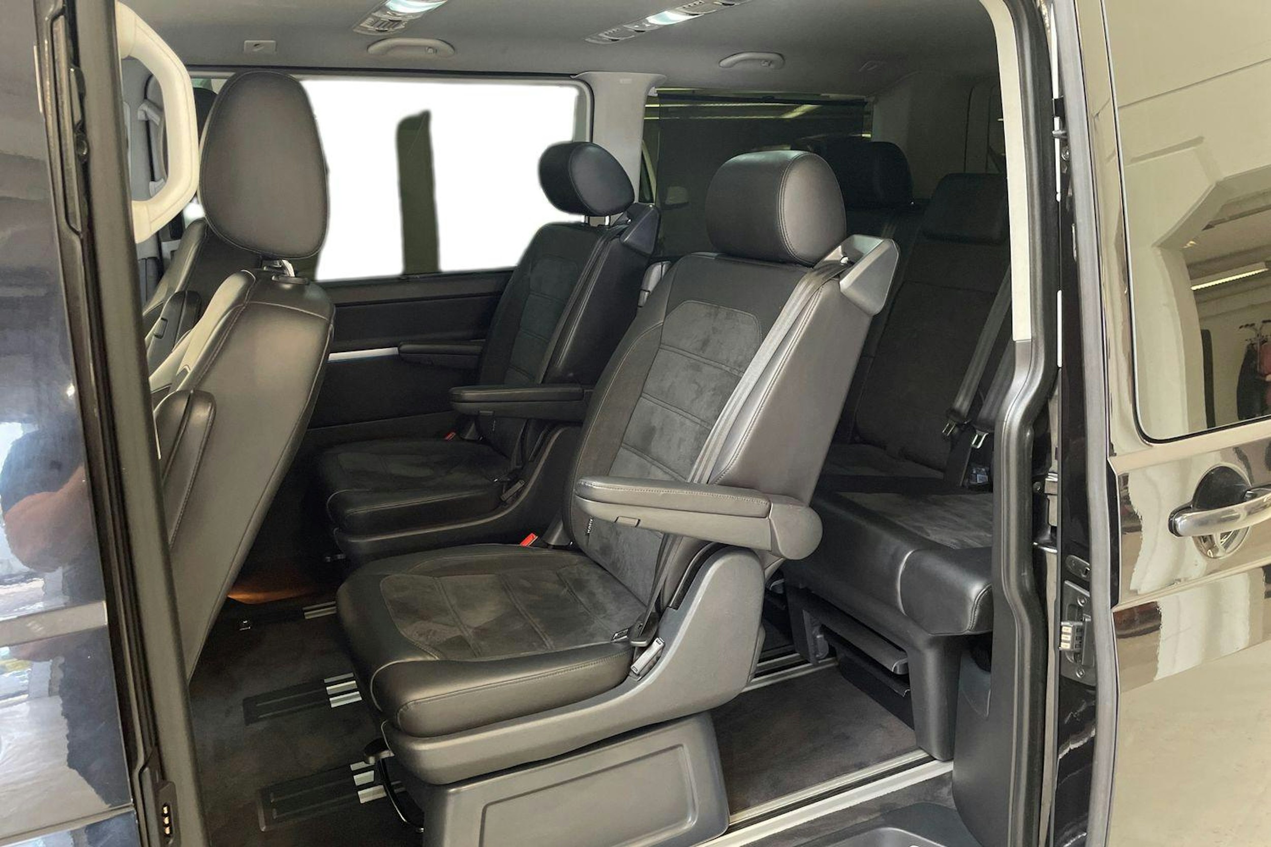 musta Volkswagen Multivan 2016 kuva 8.