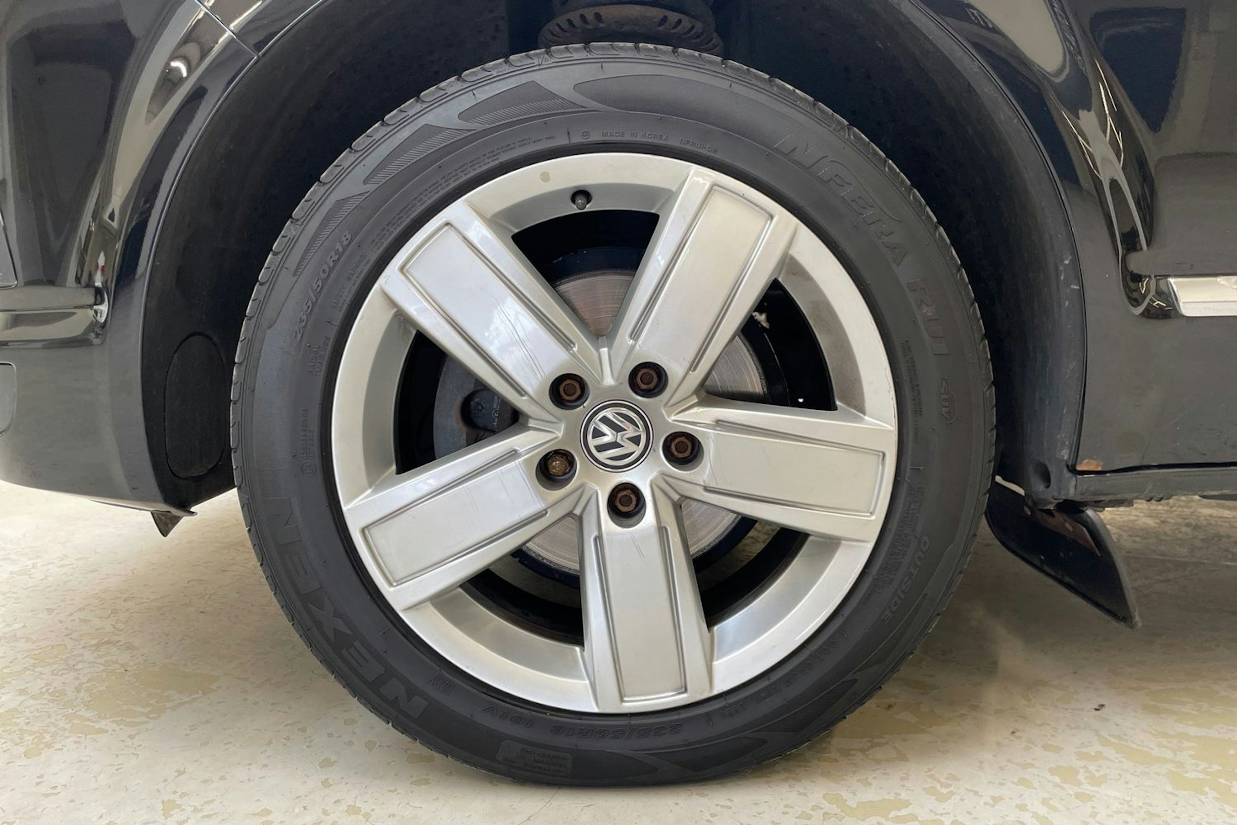 musta Volkswagen Multivan 2016 kuva 9.