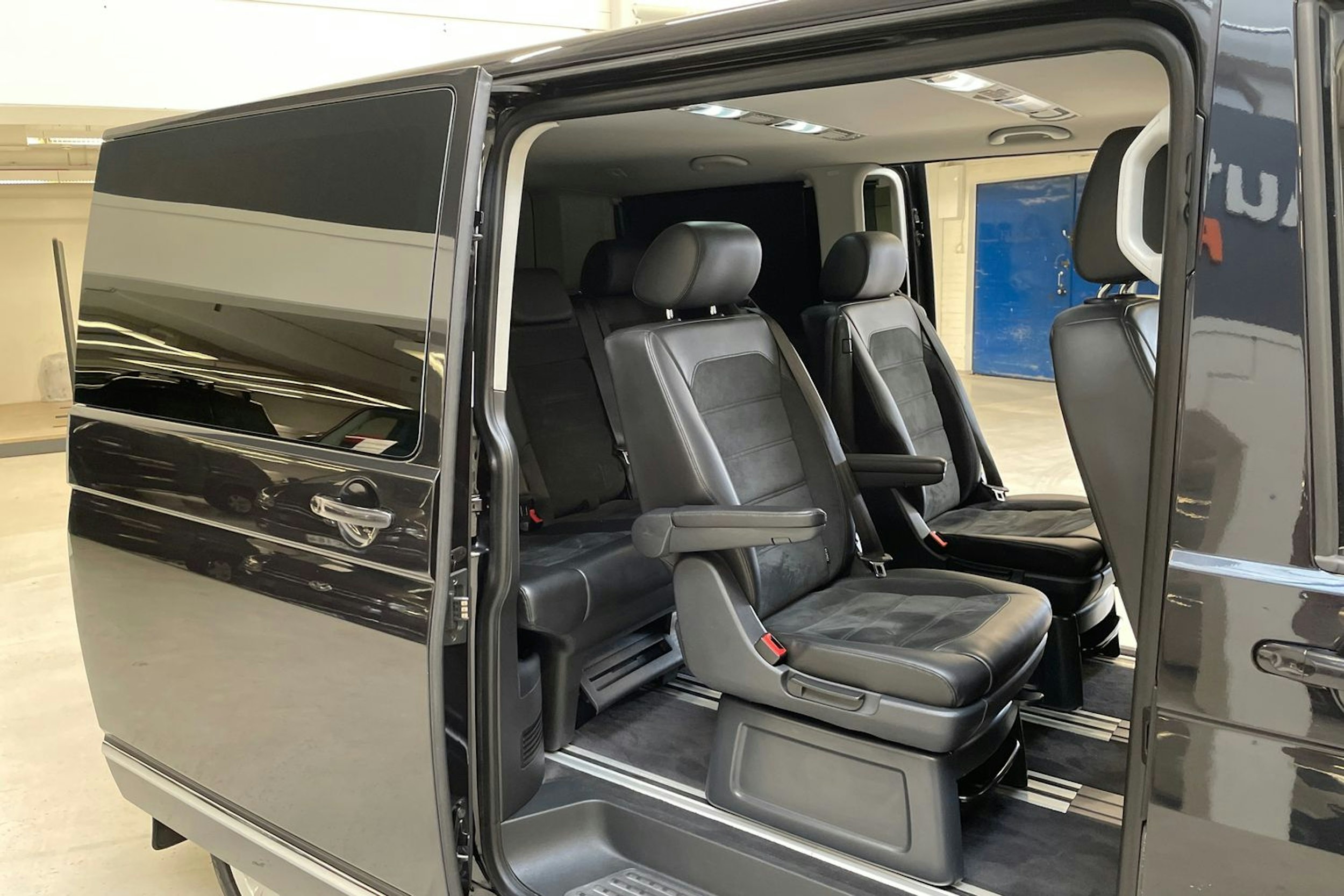 musta Volkswagen Multivan 2016 kuva 11.