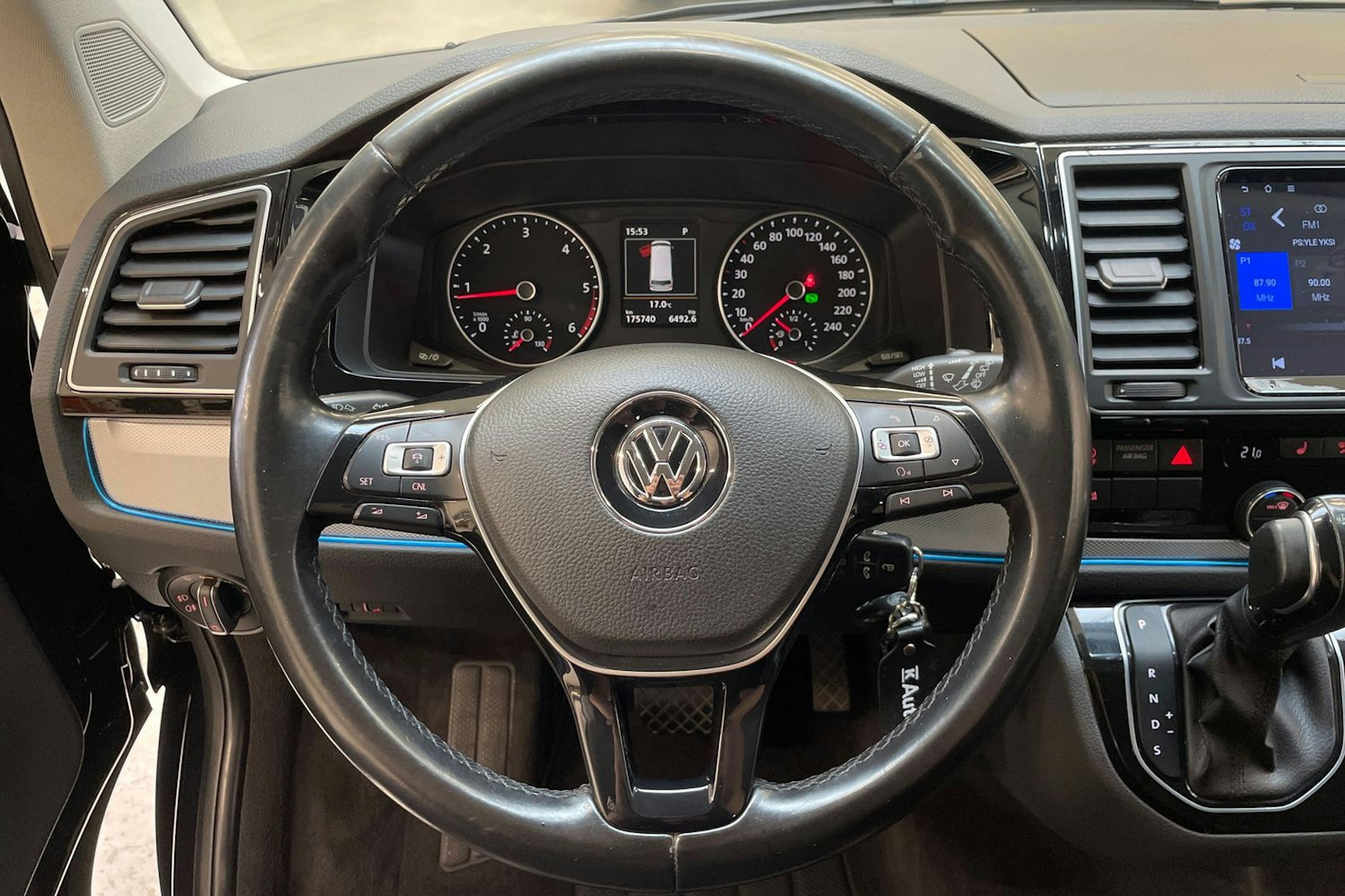 musta Volkswagen Multivan 2016 kuva 14.