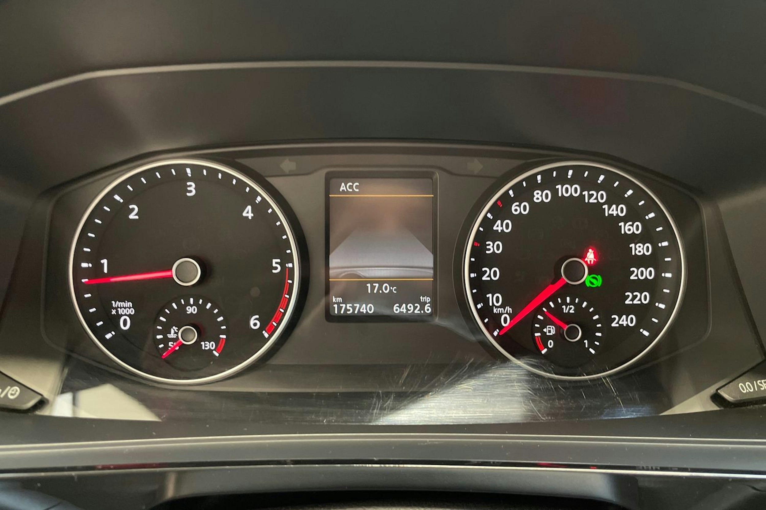 musta Volkswagen Multivan 2016 kuva 15.