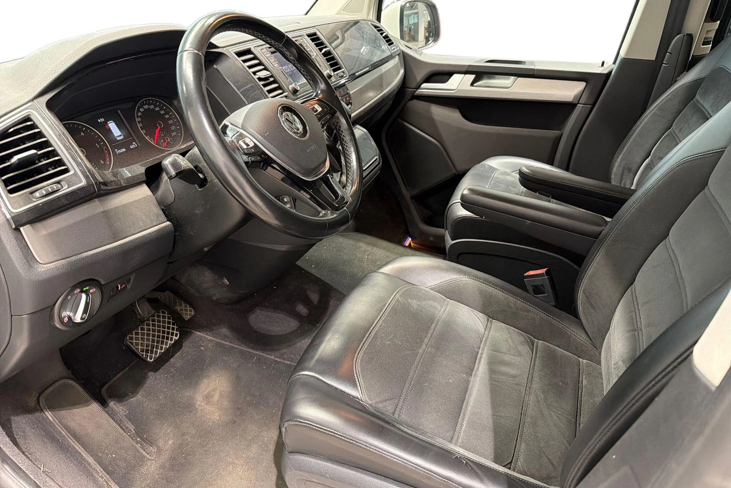 Valkoinen Volkswagen Multivan 2017 kuva 3.