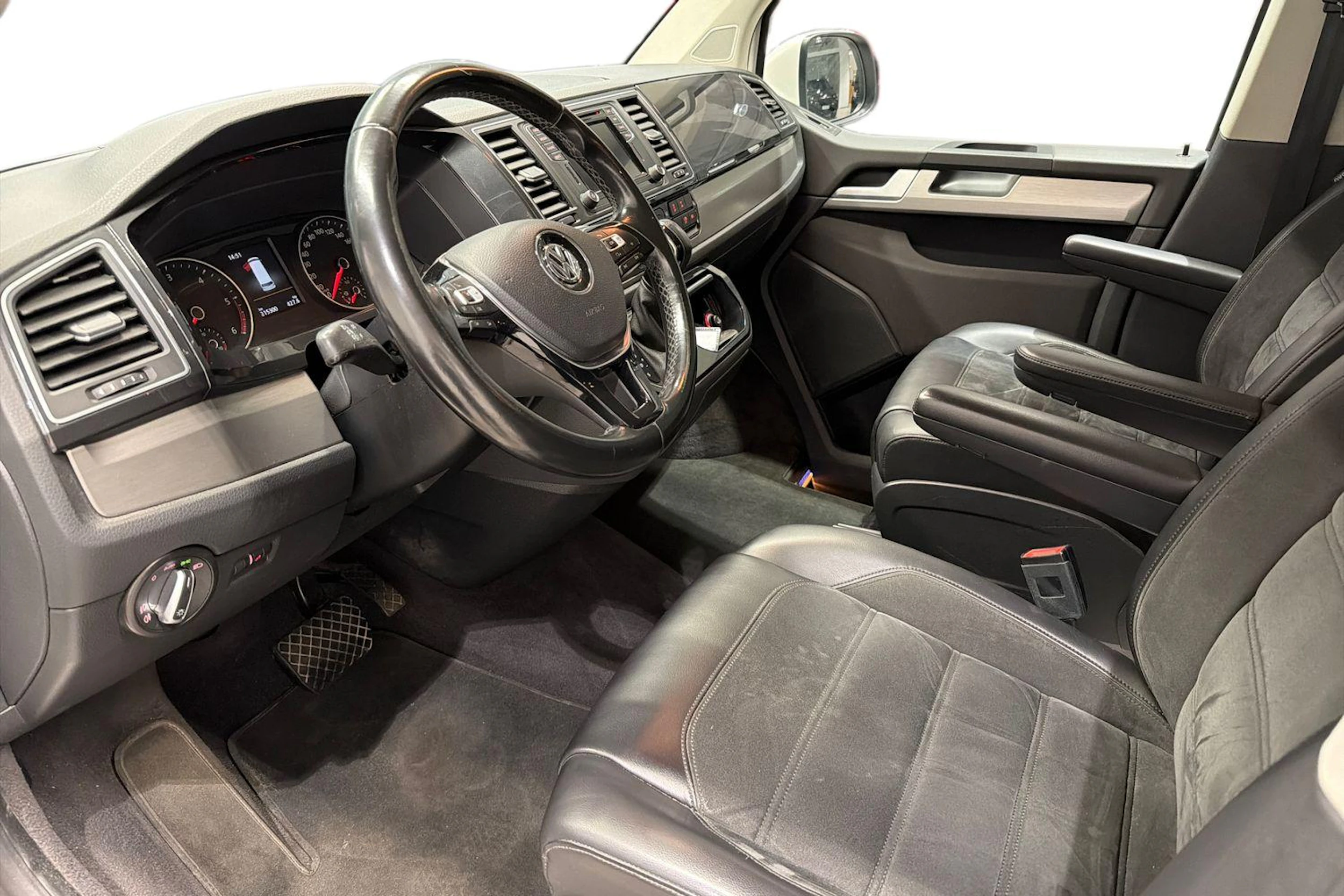 Valkoinen Volkswagen Multivan 2017 kuva 8.