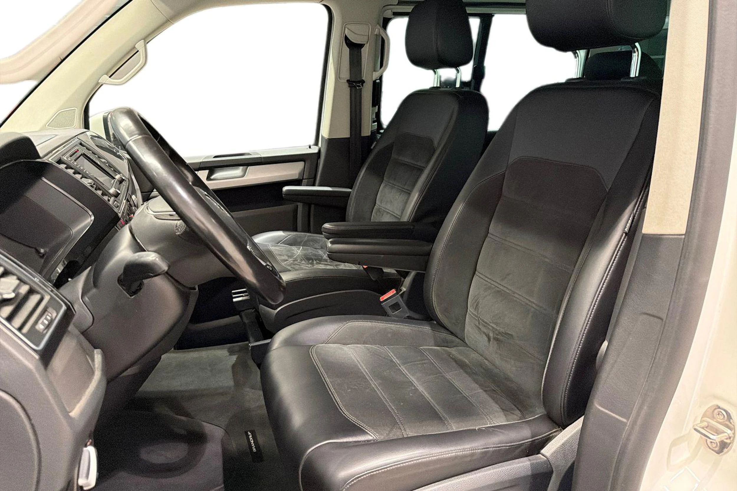 Valkoinen Volkswagen Multivan 2017 kuva 11.