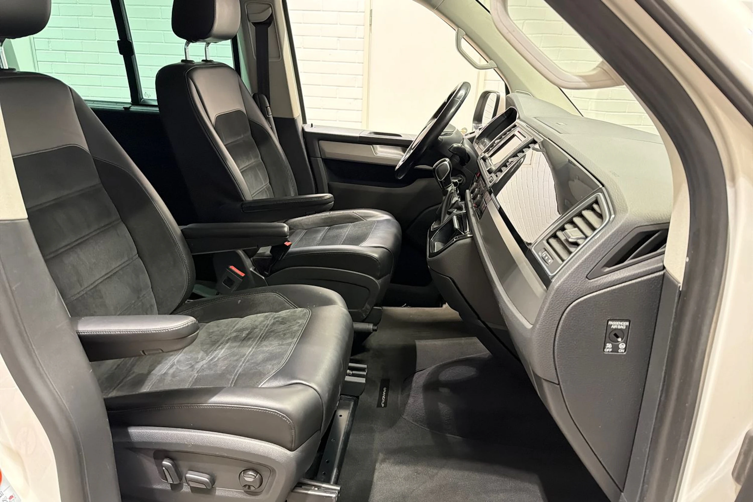 Valkoinen Volkswagen Multivan 2017 kuva 22.